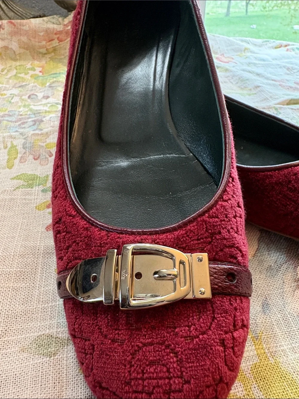 Vintage Gucci Burgundy Quilted Flats with Gold Buckle Detail 9 1/2B US - Picture 4 of 8